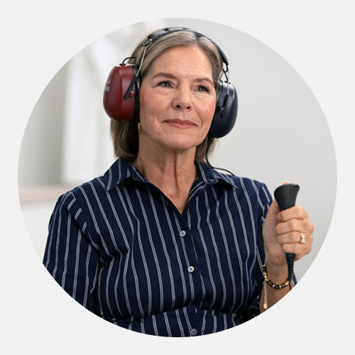 Bild på en kvinna som gör ett hörseltest