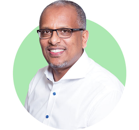 Bild på Audikas audionom michael som hjälper dig med att prova olika typer av hörapparater