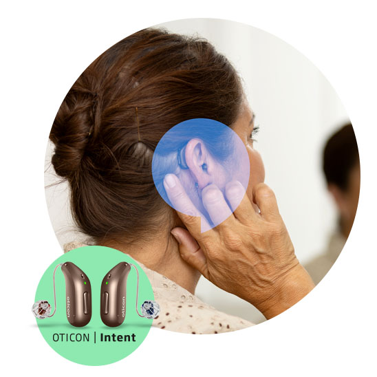  En kvinna justerar en Oticon-hörapparat bakom örat, omgiven av ljus inomhusbelysning. Nederst visas en illustration av Oticon Intent-hörapparater med texten ’OTICON | Intent’.