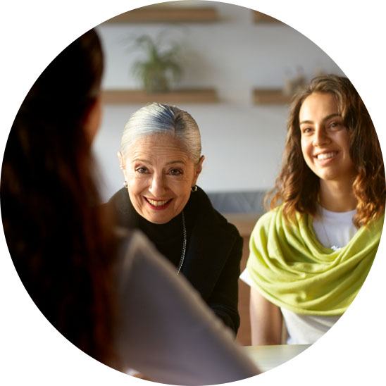 Bild på en två kvinnor som får hjälp med din hörsel hos legitimerad audionom i Skåne