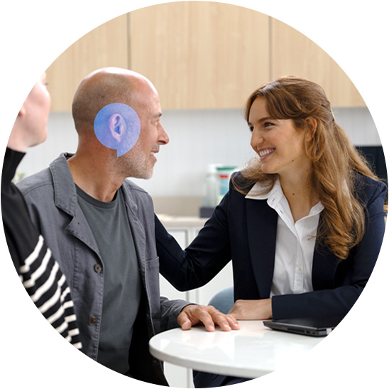 Audionom och patienter som pratar på en av Audikas hörselkliniker