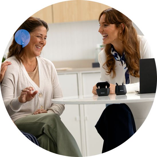  Kvinna provar hörapparater med sin audionom på Audika.