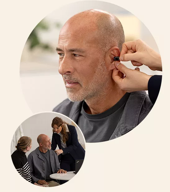  En man provar en hörapparat och får rådgivning av sin audionom.