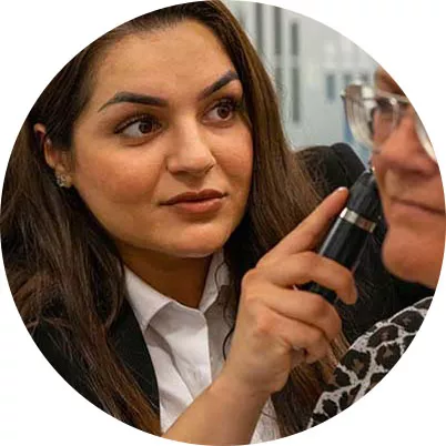  Audikas audionom ger råd om fördelarna med att använda hörapparater