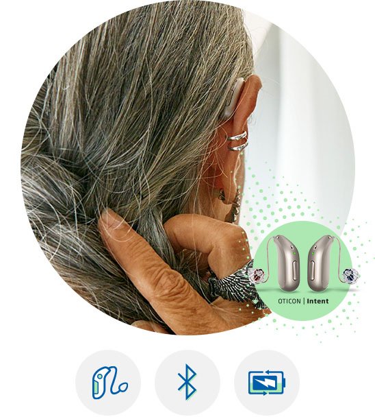 Kvinna som använder en bakom-örat hörapparat som heter Oticon Intent
