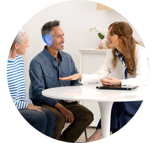  Audionom som samtalar med två patienter under ett besök.