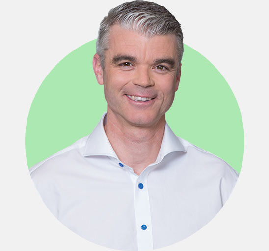  Audionom som förklarar när det är lämpligt att göra ett hörseltest online.