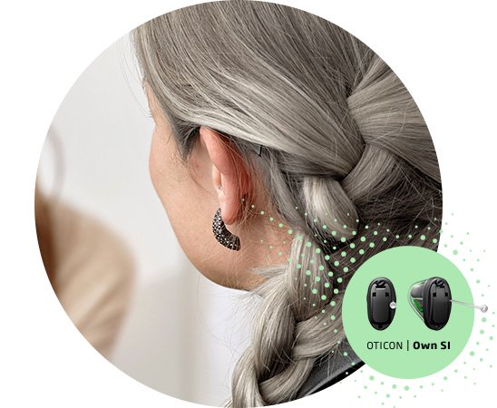  Kvinna med i-örat hörapparat i modellen Oticon Own Si.