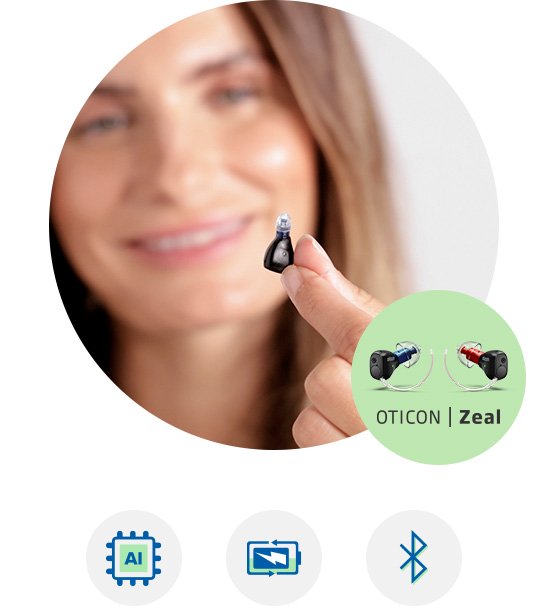 Kvinna som håller upp hörapparaten Oticon Zeal - en hörapparatsmodell som du kan prova ut hos Audika