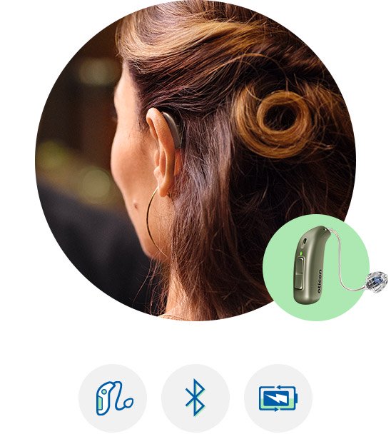  Kvinna som bär en Oticon Real hörapparat med ikoner som visar funktioner som Bluetooth, batteritid och teknik för bättre ljudupplevelse
