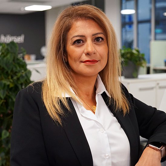  Mahsa, VD och audionom på Audika, i en modern kontorsmiljö.