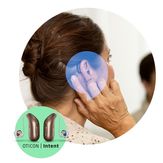  En kvinna justerar en Oticon-hörapparat bakom örat, omgiven av ljus inomhusbelysning. Nederst visas en illustration av Oticon Intent-hörapparater med texten ’OTICON | Intent’.