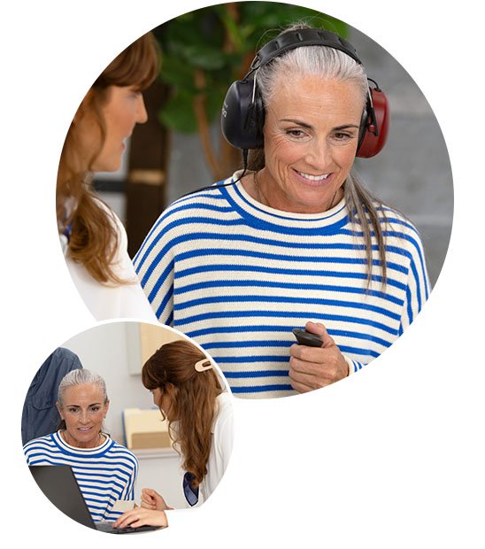  En person i blå- och vitrandig tröja genomgår hörseltest med hörselkåpor och en knapp i handen. I en mindre ruta rådgör samma person med en audionom på en hörselklinik.