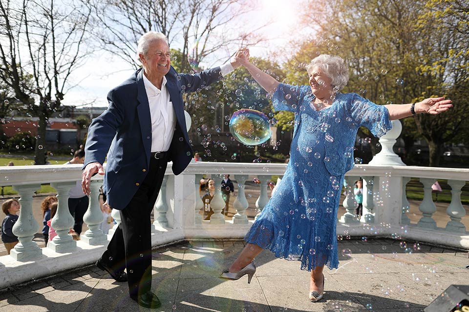 bubbles couple dancing