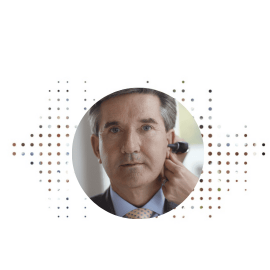 Un audioprotesista utilizza un otoscopio per esaminare un orecchio, evidenziato in un cerchio centrale. Sfondo decorato con punti colorati rappresentanti onde sonore.