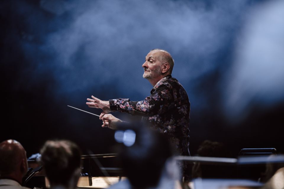 Prominent musical conductor regains hearing and leads orchestra confidently