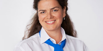 Donna specializzata in cura dell’udito con abbigliamento professionale.