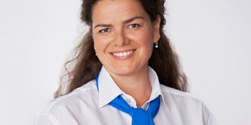 Donna specializzata in cura dell’udito con abbigliamento professionale.