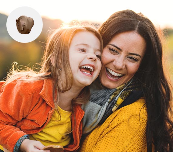 Immagine di una coppia sorridente che guarda un tablet