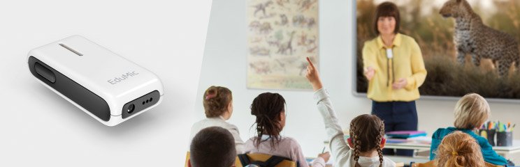 Mulher utilizando EduMic em sala de aula com crianças, enquanto ensina com conteúdo visual ao fundo.
