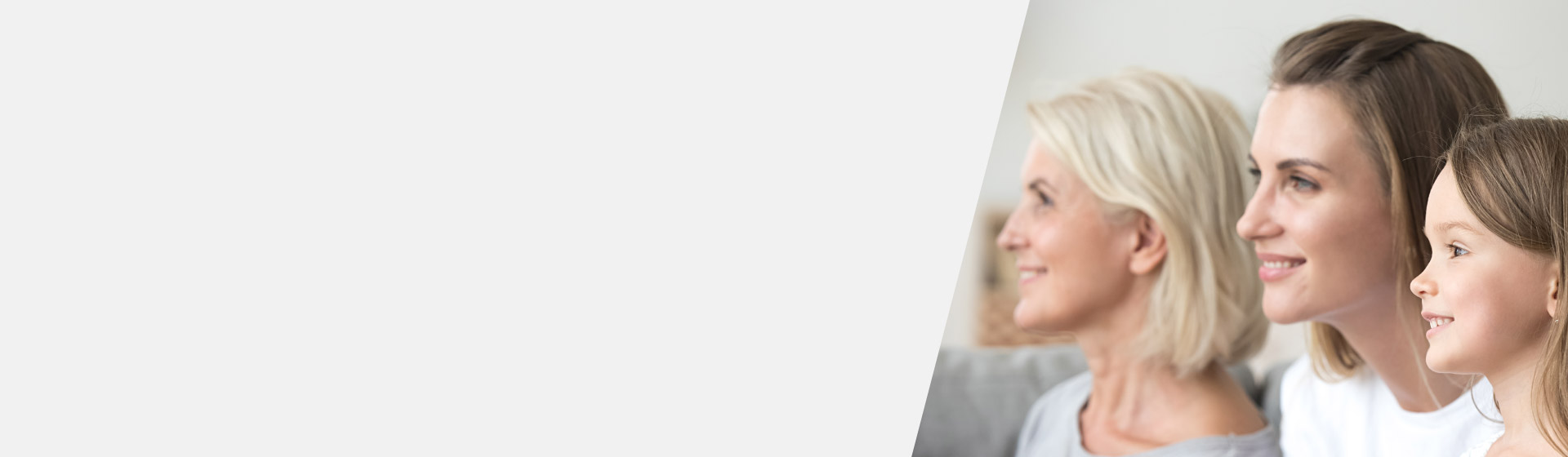 Immagine di tre generazioni di donne, una con perdita dell'udito correlata all'età