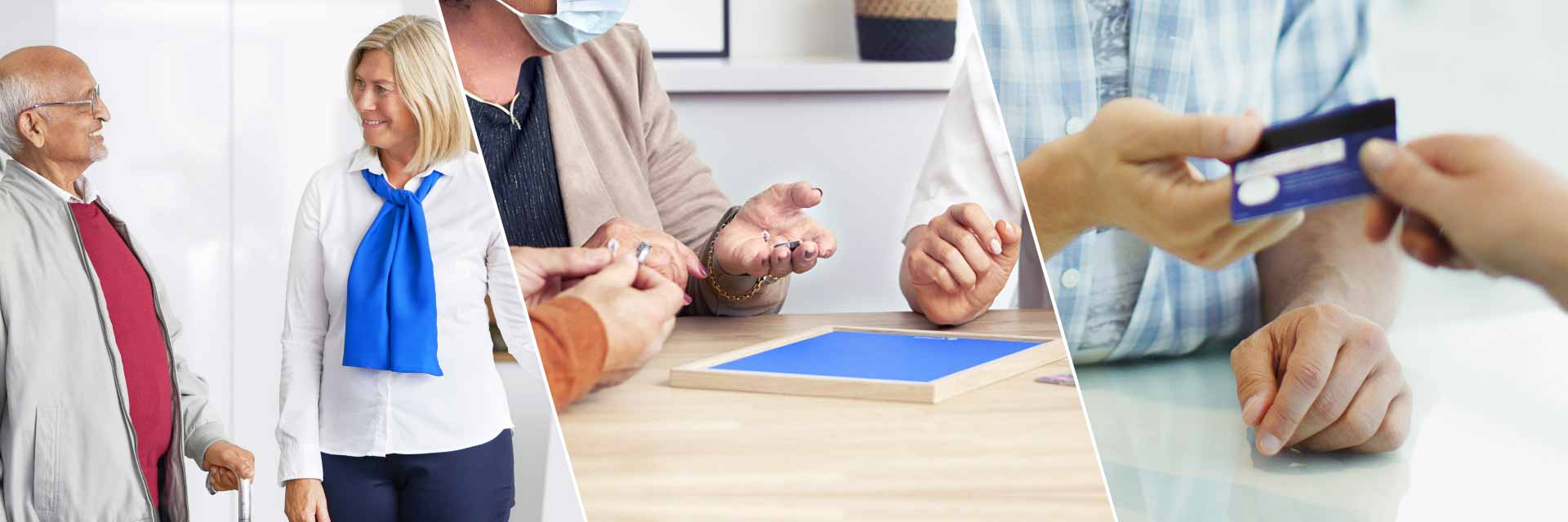 Un uomo anziano accompagnato da un'assistente in una clinica, un audiologo mostra apparecchi acustici su un tavolo, e una mano consegna una carta a qualcun altro; ambiente sanitario.