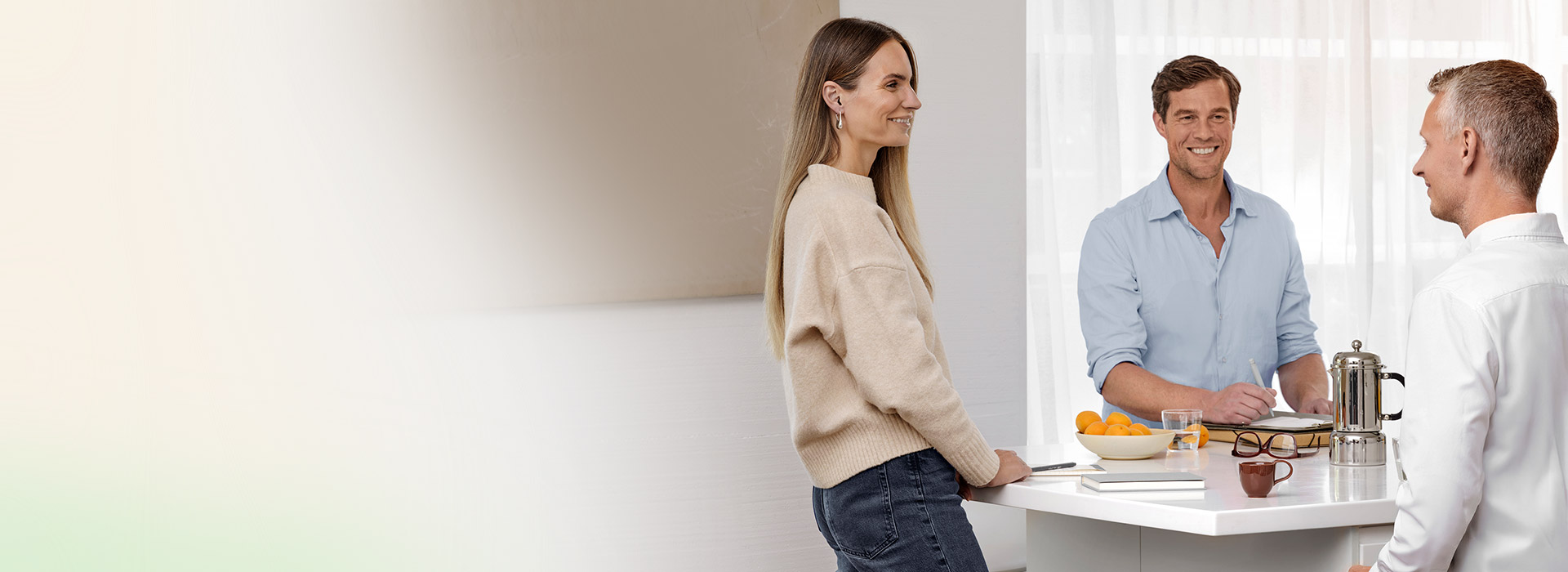 Bild zeigt zwei Personen und einen Hörgeräteakustiker.