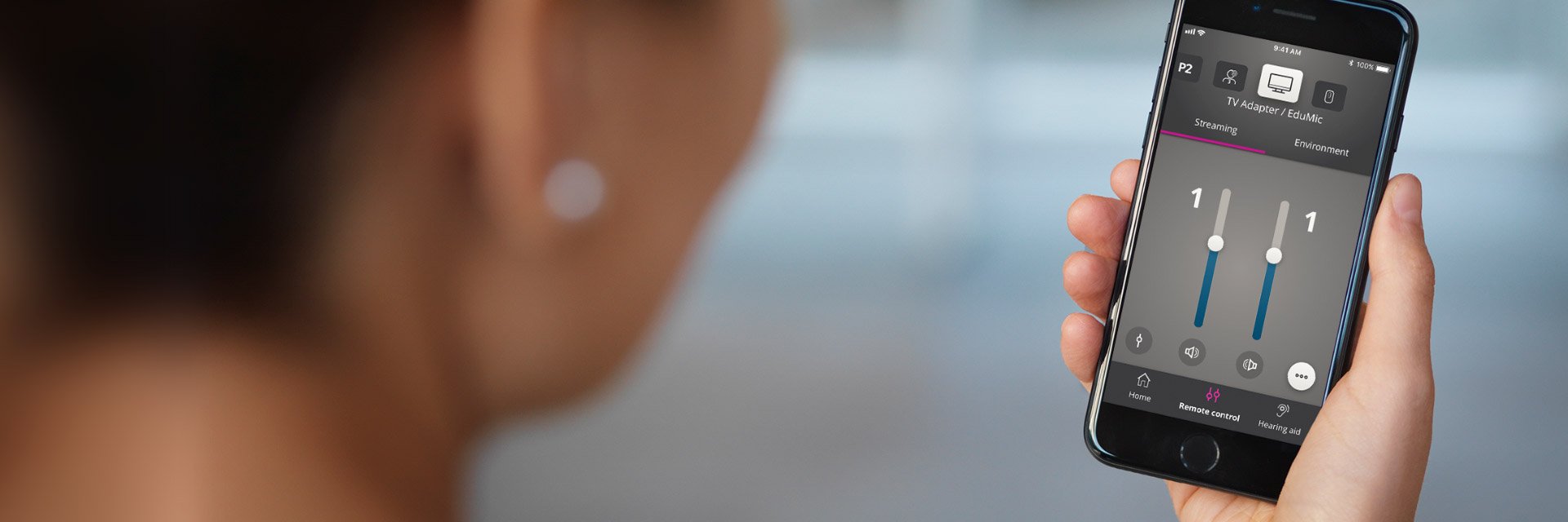 Oticon On sendo usado para ajustar configurações de aparelho auditivo via smartphone