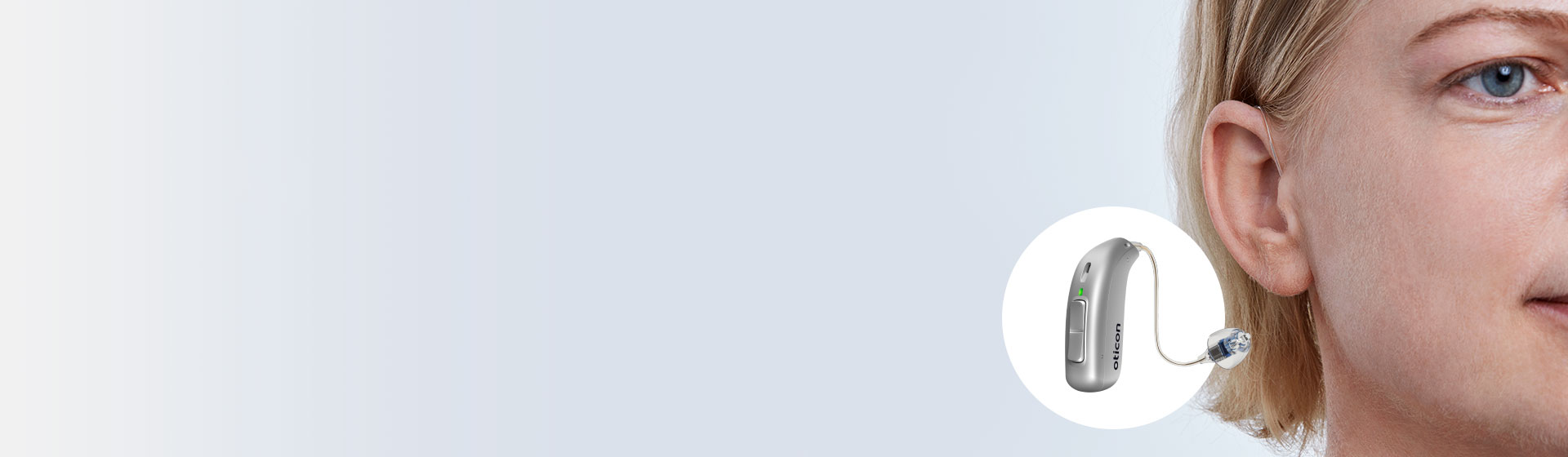 Høreapparat bag øret på en mand med fokus på detaljer og moderne design.