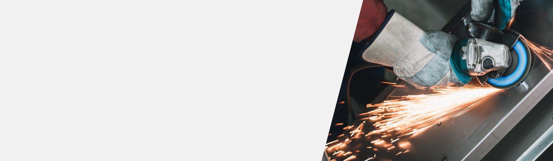 Main tenant une meuleuse produisant des étincelles, illustrant les risques de perte auditive due à l’exposition au bruit.