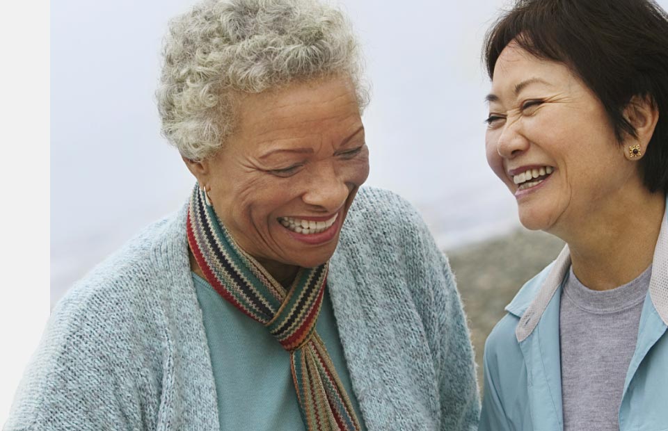 Imagem mostra mulheres a discutir qual o melhor aparelho auditivo