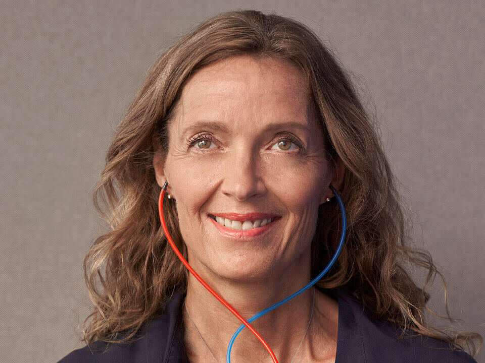 Personne en train de tester son audition pour savoir si elle souffre d'une cophose unilatérale