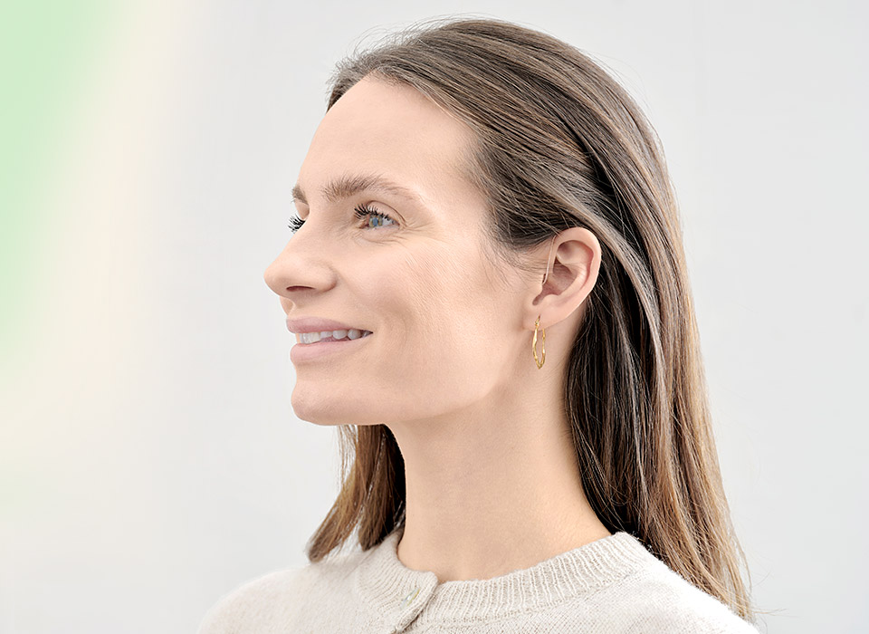 Bild zeigt Hörakustiker der Bluetooth-Hörgeräte im Gespräch mit Paar zeigt.