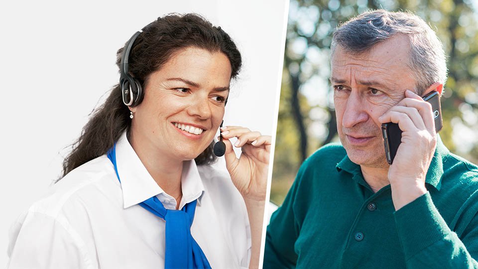 Un audioprothésiste discute par téléphone avec un homme au sujet du degré de perte auditive.