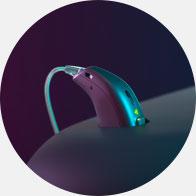 L’image montre un gros plan sur un appareil auditif