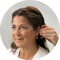 Une femme se fait installer un nouvel appareil auditif