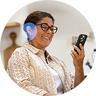 mujer usando audífonos mientras realiza una videollamada en su teléfono móvil