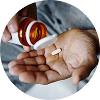 L’image montre une main qui tient un médicament