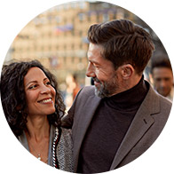 Billede viser mand og kvinde, der kigger på hinanden