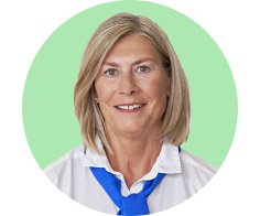 Uma pessoa com cabelo loiro curto veste camisa branca e lenço azul, sobre fundo verde claro circular. O rosto está desfocado. Não há menção a aparelhos auditivos ou marcas visíveis.