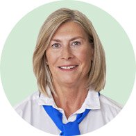 Une spécialiste en soins auditifs portant un foulard bleu