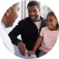 Pessoas sorrindo durante consulta com audiologista
