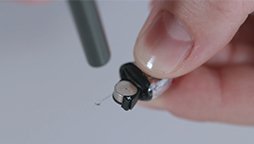 Come sostituire le batterie negli apparecchi acustici Audika invisibili nel canale (ITC)