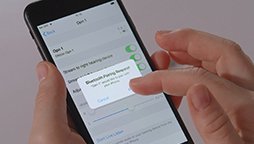 Ascoltare musica da un iPhone connesso a apparecchi acustici tramite impostazioni rapide.