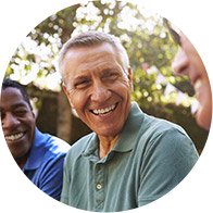 Homens conversando ao ar livre em um dia ensolarado