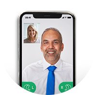 Ecrã de um smartphone com uma videoconferência entre audiologista e um utilizador de aparelhos auditivos.