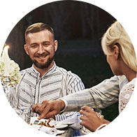 Afbeelding van een blije man bij een etentje