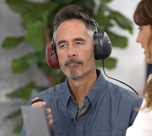 Homme portant un casque audio et passant un test d’audition.