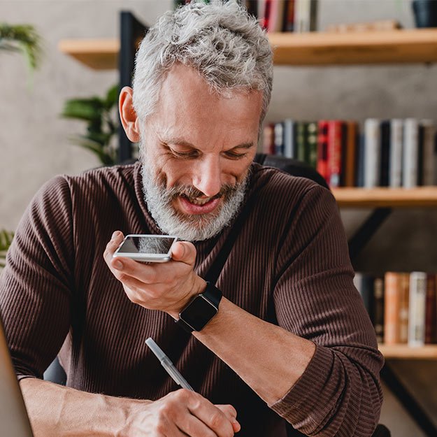 Senior en train de discuter au téléphone