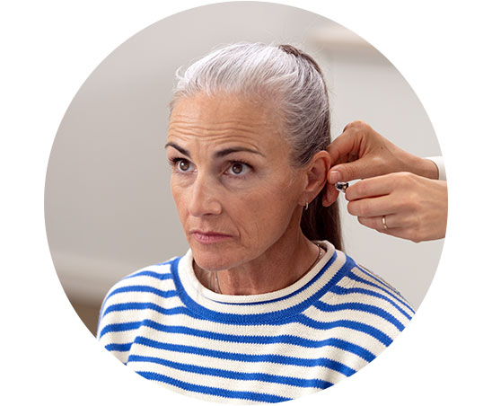 Bild zeigt einen Mann und eine Frau, die auf ein Papier zeigen.